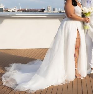 Luxury A-Line Lace Backless V-Neck Tulle Sleeveless Slit Wedding Dress